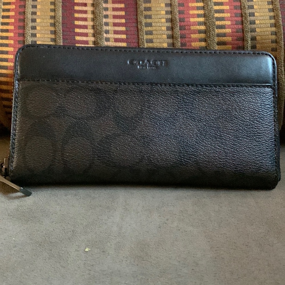 Authentic Coach Wallet.  16 cardslots.  Inside zip pocket. Front outside pocket.